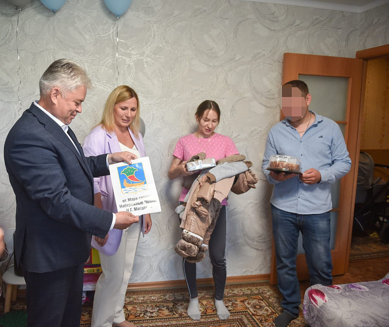 Мэр города Наиль Магдеев в международный День защиты детей сделал подарки семьям военнослужащих