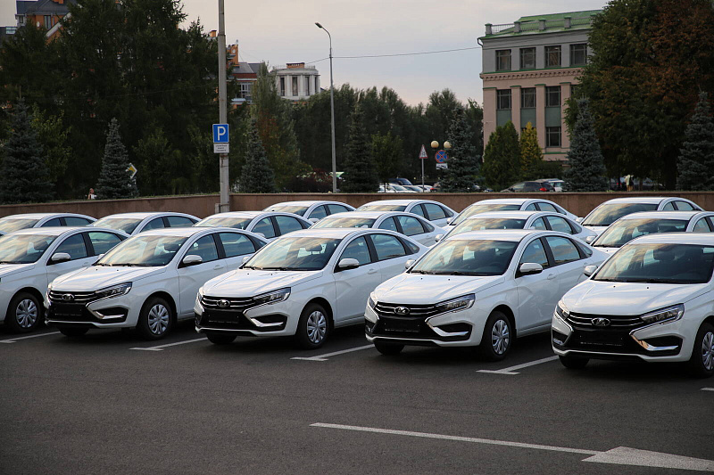 Рустам Минниханов принял участие в церемонии вручения автомобилей руководителям управлений образования Татарстана