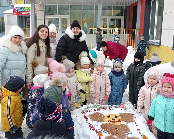 Дети и их родители участвуют в фестивале «Снежный холст»
