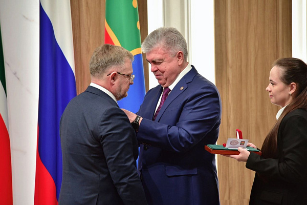 Чаллы хакиме Наил Мәһдиев дүшәмбе киңәшмәсендә бүләк тапшырды