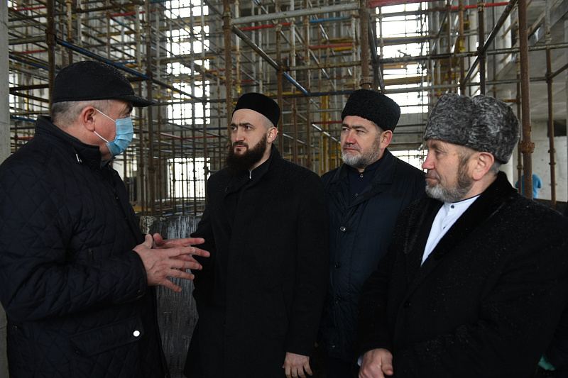 Муфтий Татарстана осмотрел строящуюся в Набережных Челнах мечеть «Джамиг»