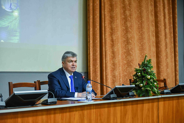 Наил Мәһдиев Башкарма комитет хезмәткәрләрен якынлашып килүче Яңа ел белән котлады