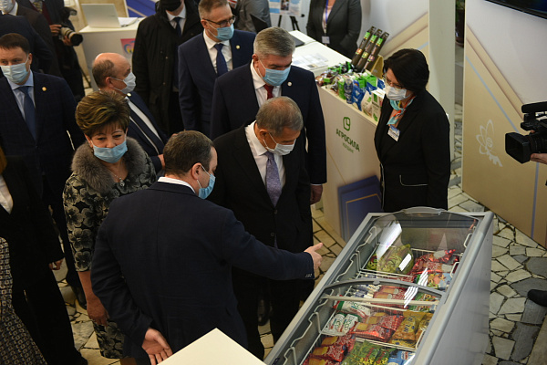 Рустам Минниханов ознакомился с продукцией челнинских предприятий и компаний