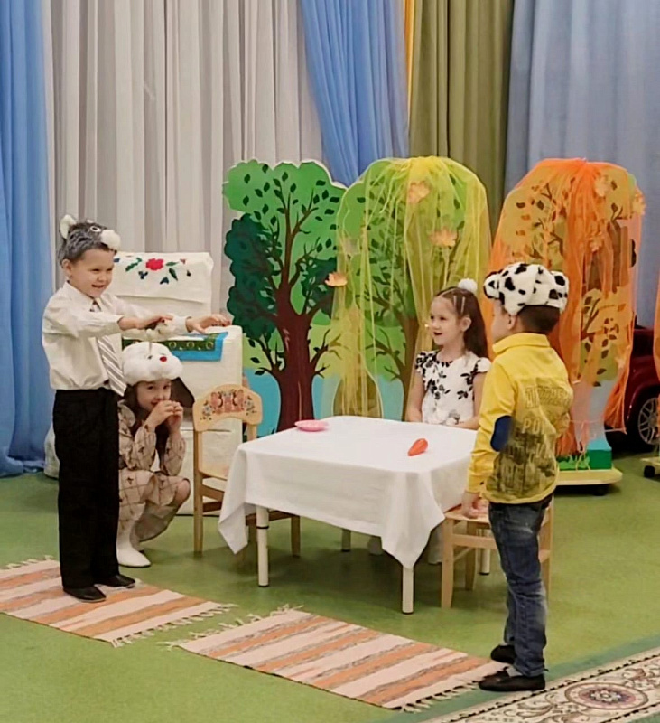 Бакча балалары әниләре өчен бәйрәм оештырды