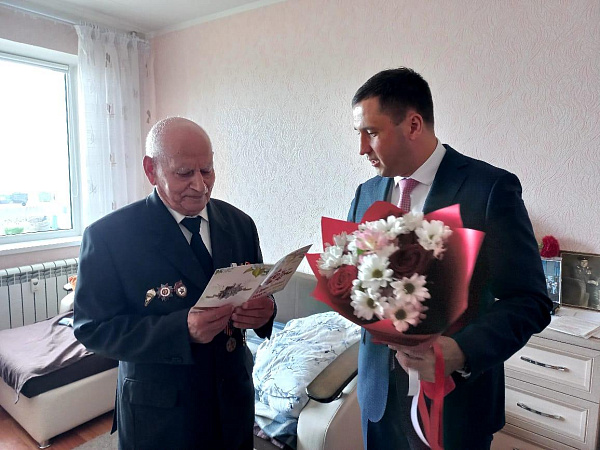 В Комсомольском районе поздравили ветерана