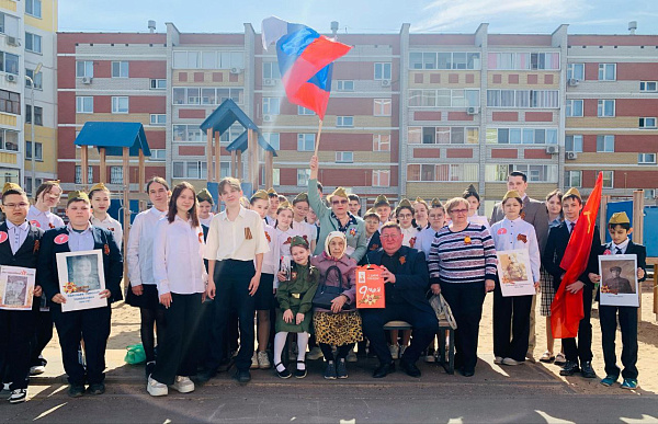 Парад у дома ветерана: челнинские школьники поздравляют труженицу тыла