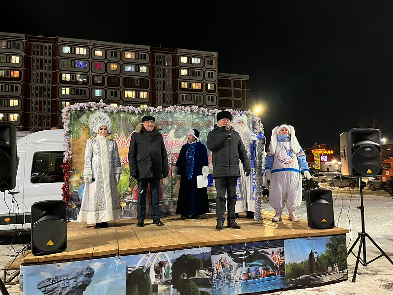 Автозавод районы Яңа ел чыршысын ачты