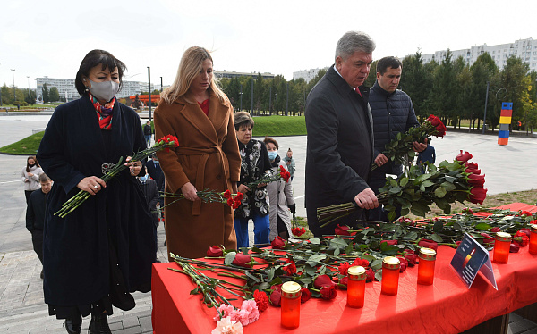 Наиль Магдеев возложил цветы к временному мемориалу в память о погибших в Перми