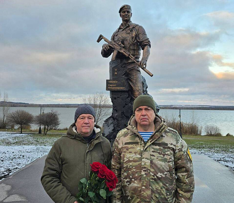 Чаллы хакиме Наил Мәһдиев Сергей Чебнев һәйкәленә чәчәкләр салды