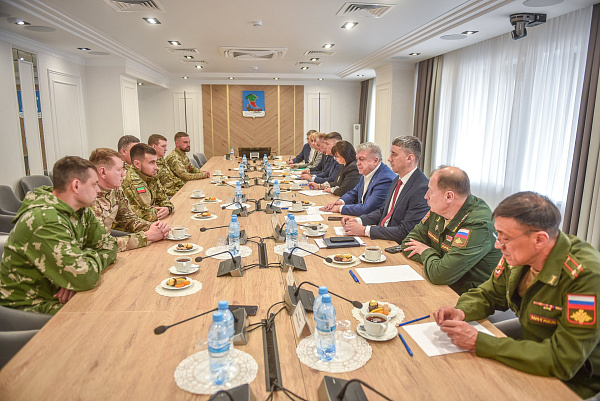 Наиль Магдеев встретился с военнослужащими, находящимися в отпуске