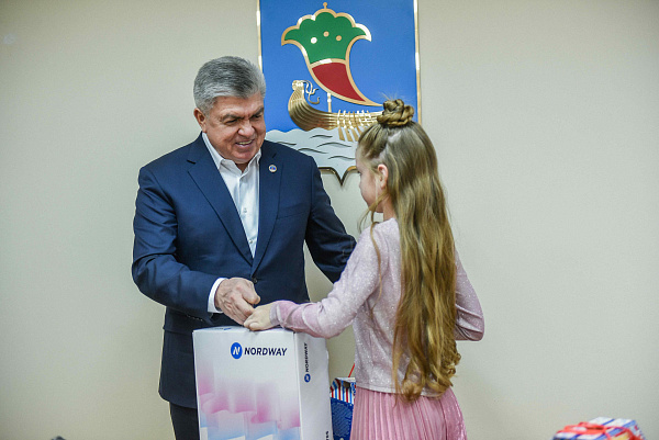 Наил Мәһдиев һәм Фәрид Салахов «Теләкләр чыршысы»ннан бүләкләрне тапшыралар
