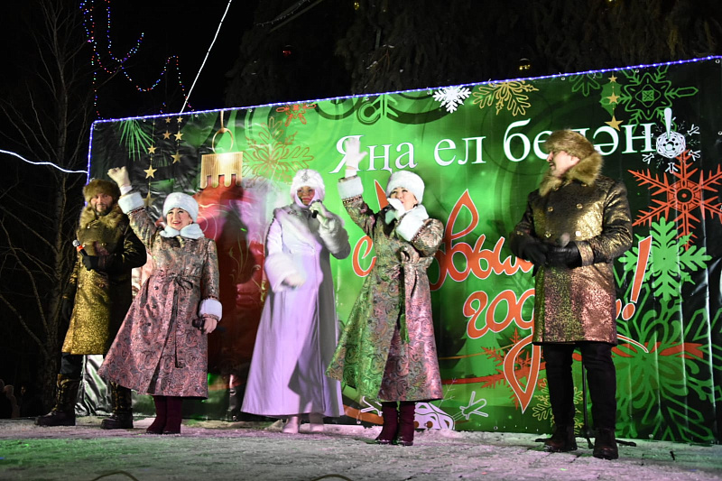В Набережных Челнах открыли новогодние елки