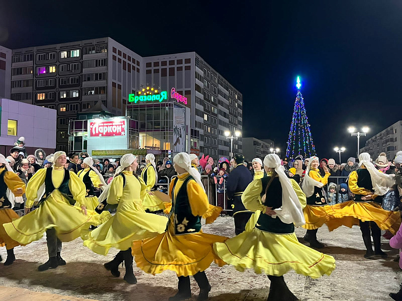 В Набережных Челнах открыли новогодние елки