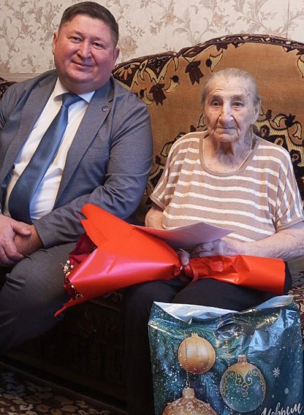 Ветеран Автозаводского района принимает поздравления