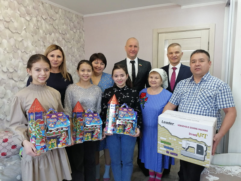 Новый год приближается, время дарить подарки
