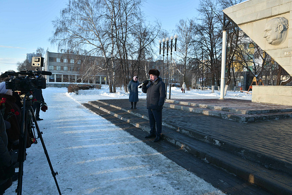 Наил Мәһдиев Рәис Беляев һәйкәленә чәчәкләр салды