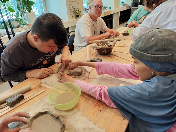 Солнце внутри пиалы: мастер-класс по работе с глиной для особенных гостей