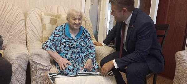 104-летней челнинке вручили подарки