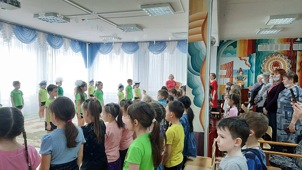 Ленинград камалышында һәлак булган балалар истәлегенә тасма бәйләделәр