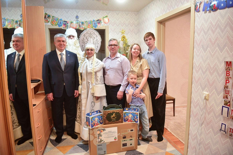 Чаллы хакиме Наил Мәһдиев инвалид балага бүләкләр тапшырды