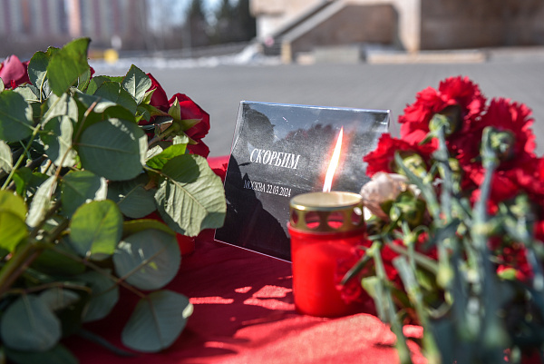В Набережных Челнах организовали мемориал в память о погибших в «Крокусе»