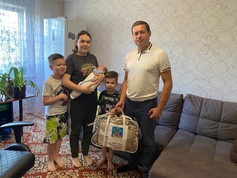 Мэр города Наиль Магдеев в международный День защиты детей сделал подарки семьям военнослужащих