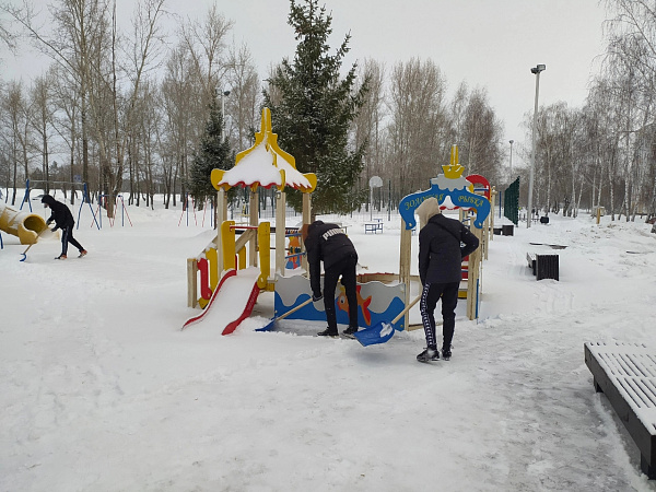 Студентлар кар чистартуга кушылдылар