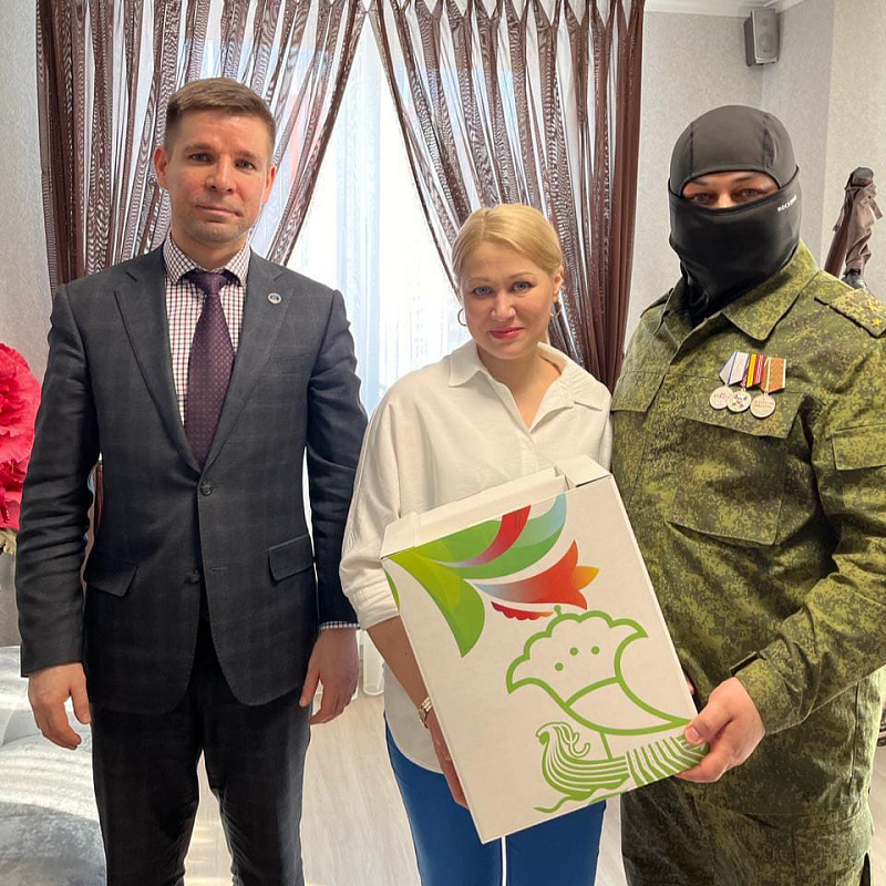 Хәрби хезмәткәрләрнең гаиләләре бүләкләр ала