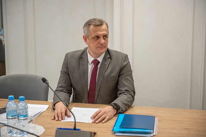 В Набережных Челнах устраняют последствия снегопада