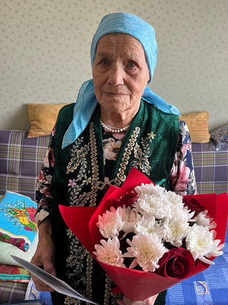 Ветеран принимает поздравления с 95-летним юбилеем