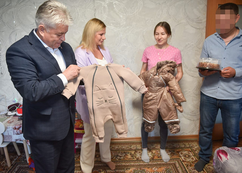 Мэр города Наиль Магдеев в международный День защиты детей сделал подарки семьям военнослужащих