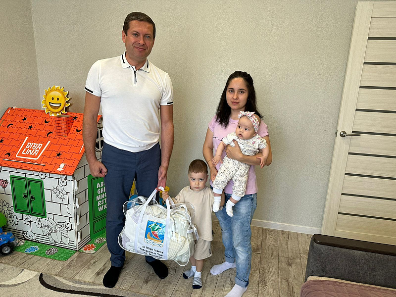 Мэр города Наиль Магдеев в международный День защиты детей сделал подарки семьям военнослужащих