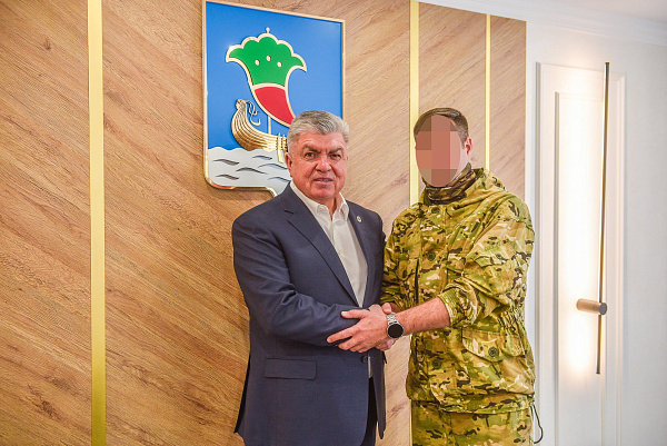 Челны своих не бросают: Наиль Магдеев передал бойцам радиостанции