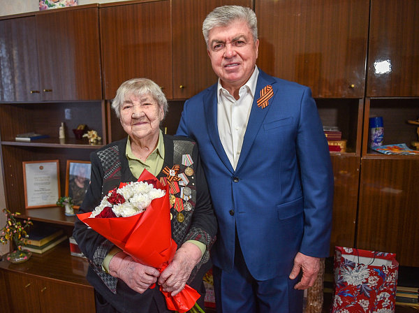 Наил Мәһдиев Бөек Ватан сугышы ветераннары белән очрашты