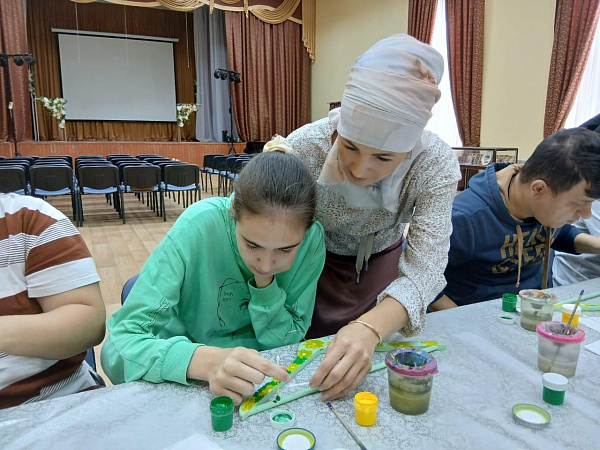 Дизайнерская вещь своими руками: мастер-класс провели для подопечных «Доверия»