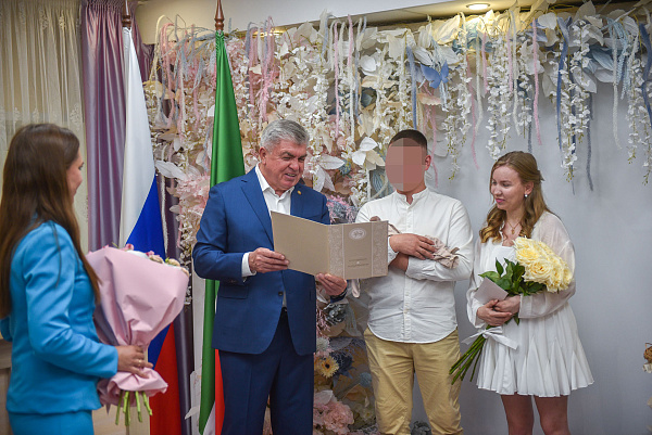 Наил Мәһдиев хәрби хезмәткәрләрнең уллары тууы белән котлады