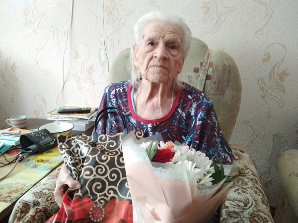 Ветеран Великой Отечественной войны принимает поздравления с юбилеем