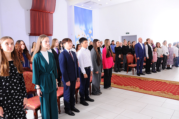 Юным челнинцам торжественно вручили паспорта