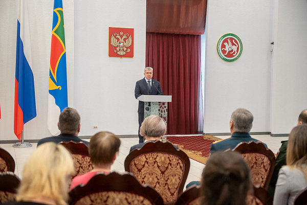 Наиль Магдеев передал Ордена Мужества близким погибших воинов