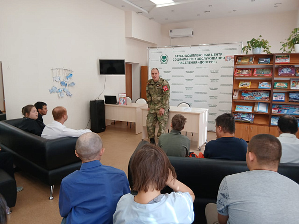 Пример несгибаемой воли: подопечные «Доверия» встретились с участником СВО