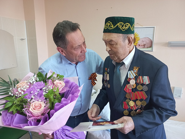 Депутаты поздравили ветеранов Комсомольского района с Днем Победы
