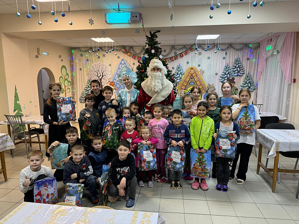 Челнинцы передали 300 новогодних подарков