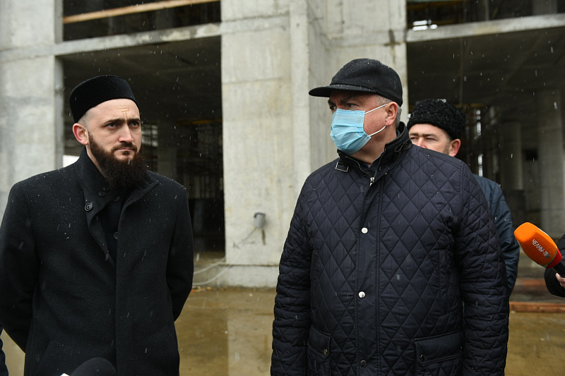 Муфтий Татарстана осмотрел строящуюся в Набережных Челнах мечеть «Джамиг»