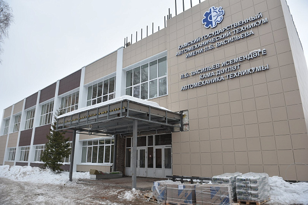 Наил Мәһдиев автомеханика техникумын капиталь ремонтлау барышы белән танышты