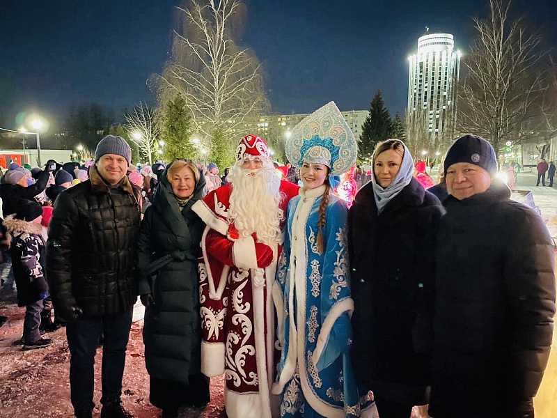 В Набережных Челнах открыли новогодние елки