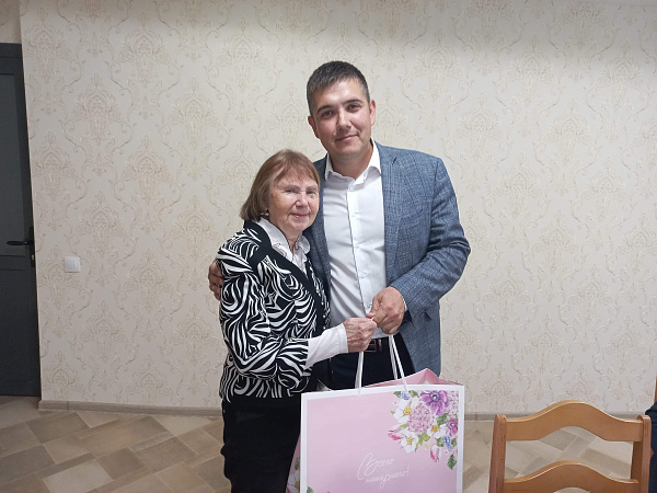 Яр Чаллыда Татарстанның атказанган мәдәният хезмәткәре Флера Хөрмәтова юбилеен билгеләп үтә