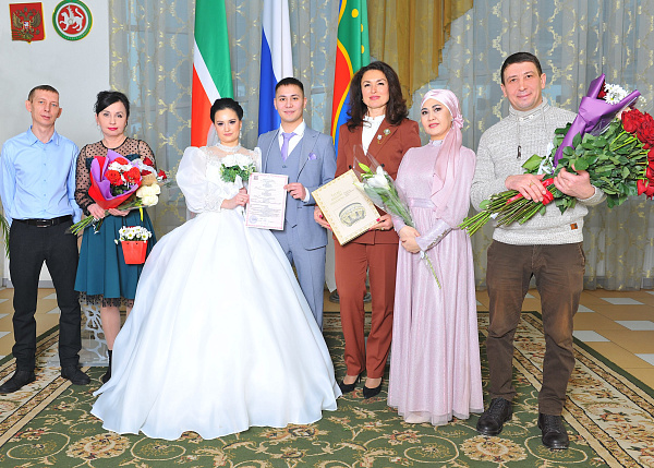 Яр Чаллы шәһәренең Тантаналар сараенда Новиковлар Дамир һәм Милена 2023 елның 100 нче пар булдылар