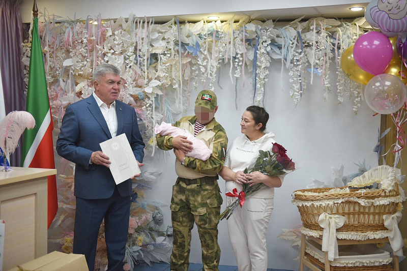 Наиль Магдеев поздравил военнослужащего с рождением дочери