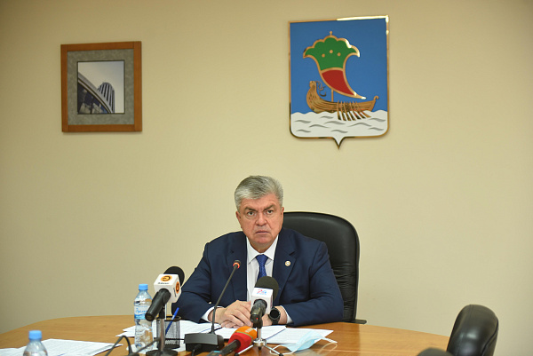 Наиль Магдеев поручил организовать трудоустройство челнинских школьников на каникулах