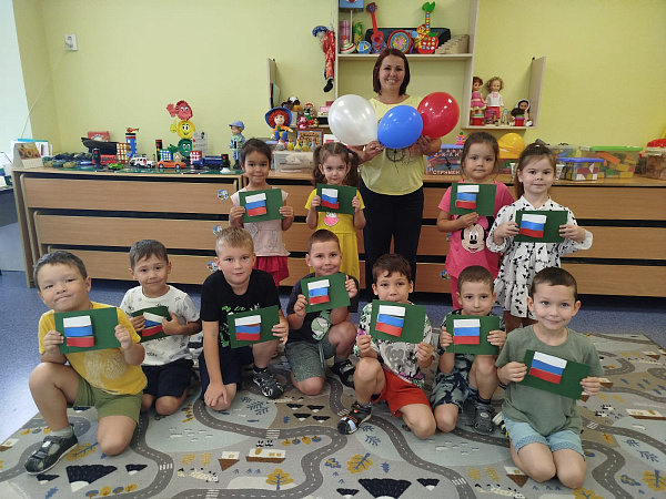 «Наш любимый триколор!»: в детских садах отмечают День флага